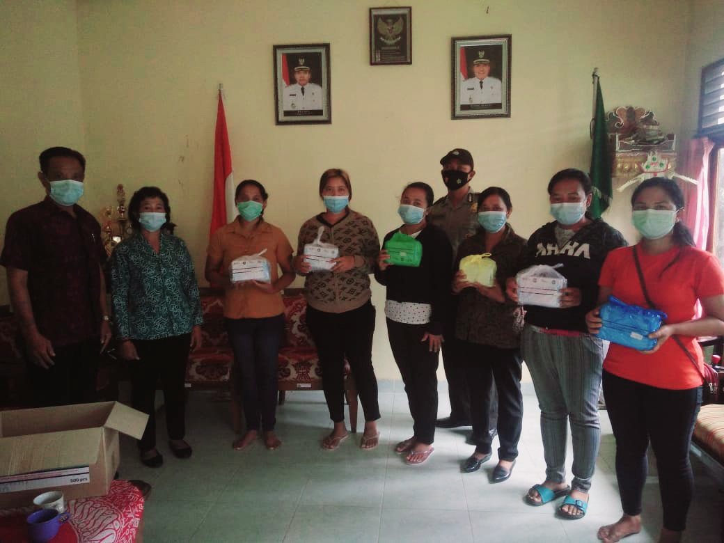 Ketua TP.PKK Desa Kayubihi  Serahkan Bantuan Masker Kepada Ketua Klp.PKK Dusun 